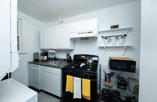 Waycroft - Woodlawn House | Urban Oasis: Vibrant Charm 5 Mins from DC!