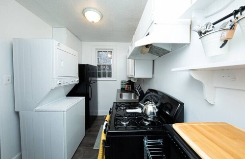 Waycroft - Woodlawn House | Urban Oasis: Vibrant Charm 5 Mins from DC!