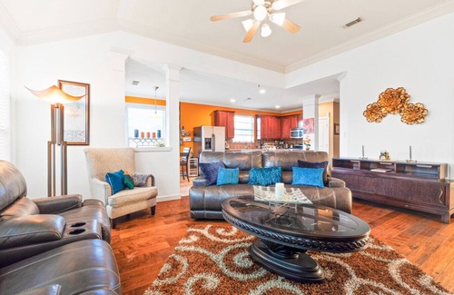 Barker Apartment | Urban Oasis w/King Bed Office Fast Wifi Laundry