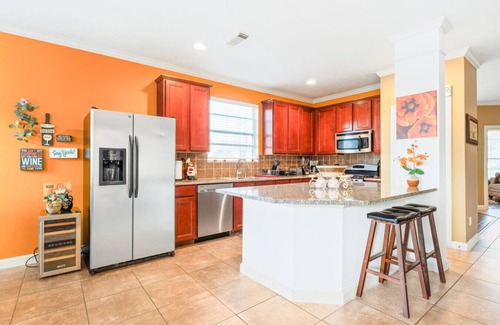 Barker Apartment | Urban Oasis w/King Bed Office Fast Wifi Laundry