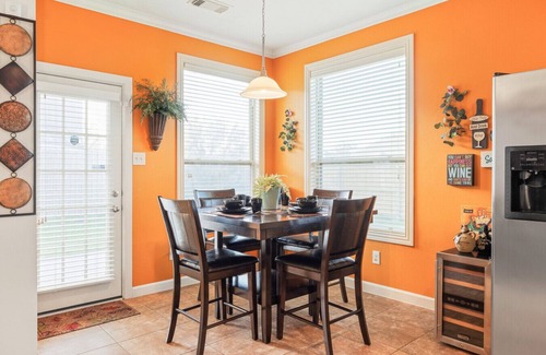 Barker Apartment | Urban Oasis w/King Bed Office Fast Wifi Laundry