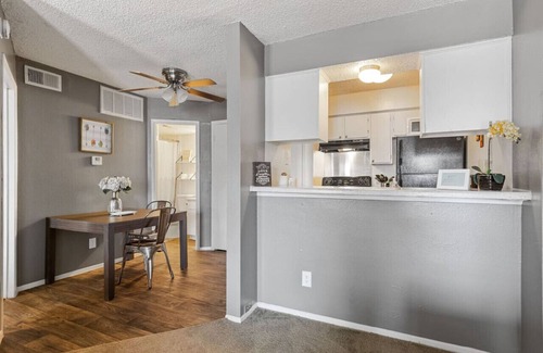 Park Central Apartment | Urban One Bedroom Apartment w. WIFI!