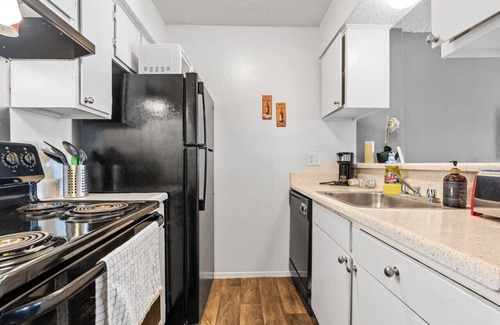 Park Central Apartment | Urban One Bedroom Apartment w. WIFI!