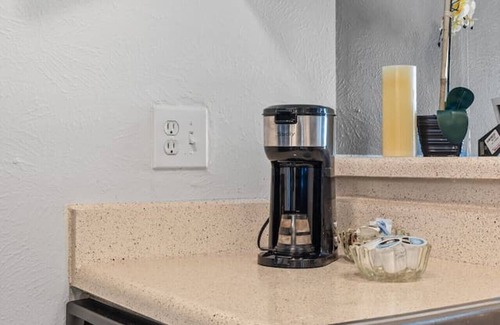 Park Central Apartment | Urban One Bedroom Apartment w. WIFI!