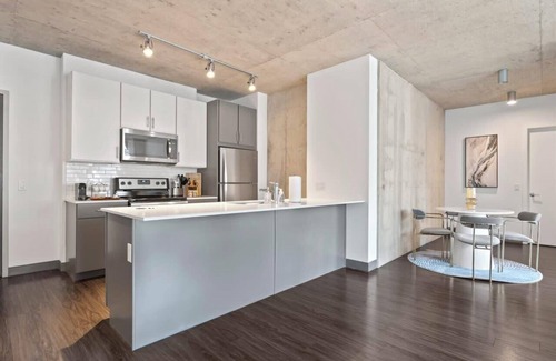 Downtown Chicago Apartment | Urban Retreat: 2BR, City Views, Near Shops