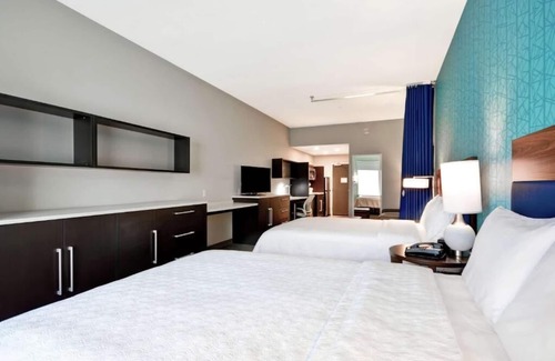 Ferry Pass Hotel | Urban Retreat! BBQ Facilities, Onsite Pool, Pets Allowed, Near Five Flags!