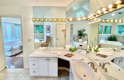 Northwest House | Urban retreat- close in-biking- 2 blocks to the Cleveland Pk Red line metro