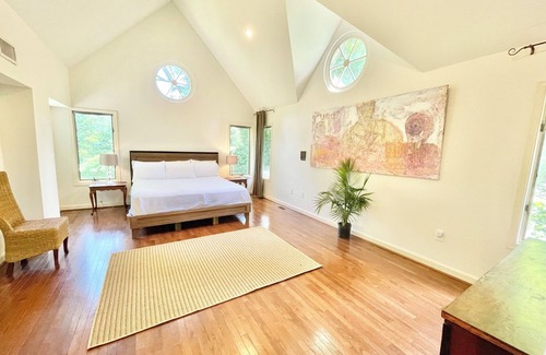Northwest House | Urban retreat- close in-biking- 2 blocks to the Cleveland Pk Red line metro