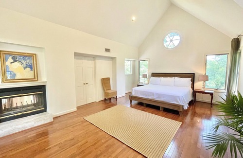 Northwest House | Urban retreat- close in-biking- 2 blocks to the Cleveland Pk Red line metro
