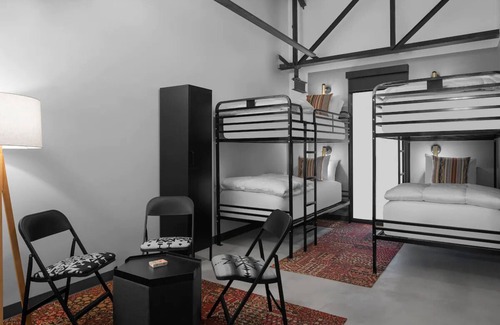 People's Freeway Hotel | Urban Retreat, evo Charm, Close to Outdoor Activities, Dogs Are Welcome!