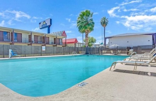 Downtown Tucson Hotel | Urban Retreat in the Heart of Tucson! 2 Family-friendly Units! Outdoor Pool!