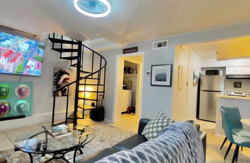 Northside Apartment | Urban Retreat near Downtown, Airports, NASA: 2floors 2brm 2bth Wshr & dryer