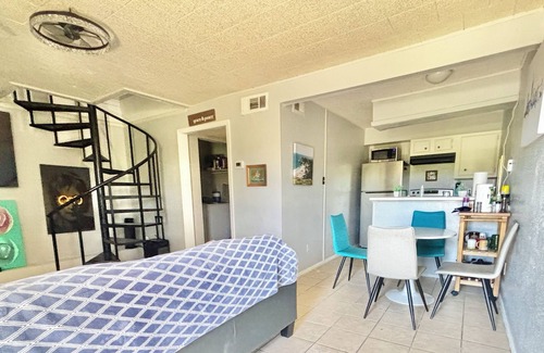 Northside Apartment | Urban Retreat near Downtown, Airports, NASA: 2floors 2brm 2bth Wshr & dryer
