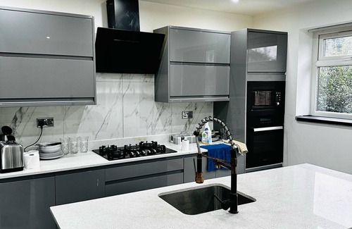 Broadheath House | Urban Retreat-Near MCR Airport