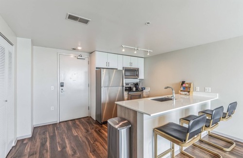 Iowa City Apartment | Urban Retreat with 24/7 Gym + Work Desk + 92 Walk Score