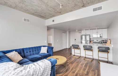 Iowa City Apartment | Urban Retreat with 24/7 Gym + Work Desk + 92 Walk Score