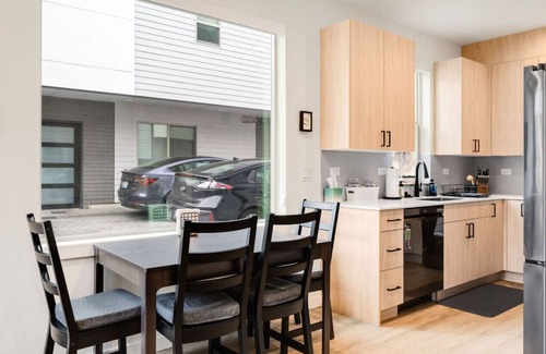 Roosevelt Apartment | Urban Roosevelt/Greenlake Getaway