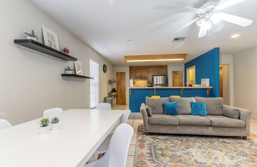 University Apartment | Urban Sanctuary Great Weekly & Monthly Rates!