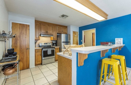 University Apartment | Urban Sanctuary Great Weekly & Monthly Rates!