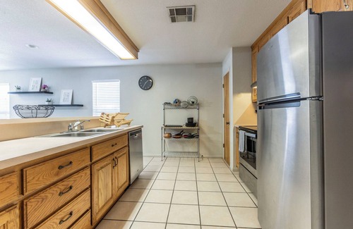 University Apartment | Urban Sanctuary Great Weekly & Monthly Rates!