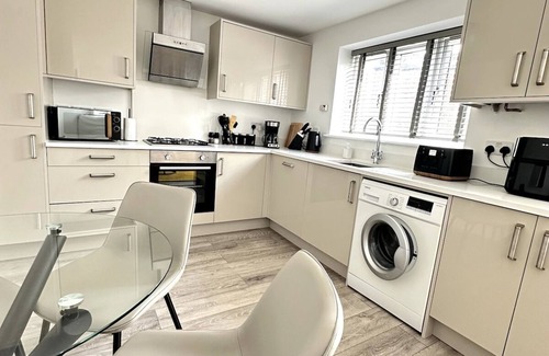 Woking Apartment | Urban Stay 5 Guests Free Parking