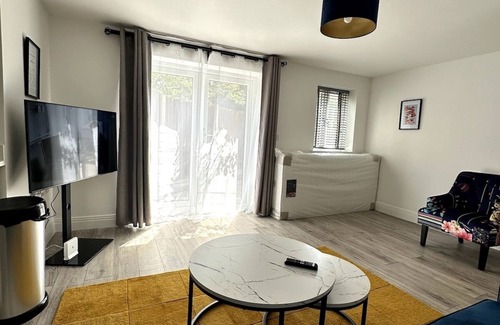 Woking Apartment | Urban Stay 5 Guests Free Parking