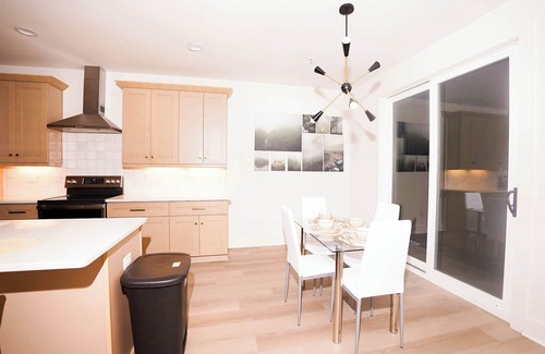 Mechanicsville House | Urban Stylish 4 Story Townhome in Downtown Atlanta with Rooftop + 2 car garage