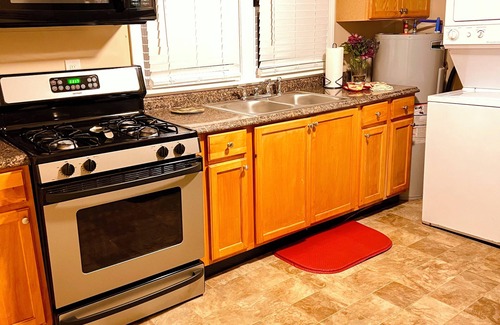 Pleasure Ridge Park House | Urban Suburbia- quick drive to restaraunts, grocery store,