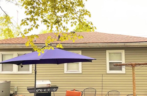 Pleasure Ridge Park House | Urban Suburbia- quick drive to restaraunts, grocery store,