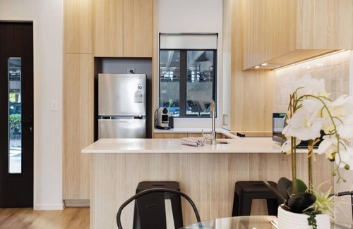 Greenlane - Ellerslie House | Urban Utopia Hideaway with Parking and Air-con