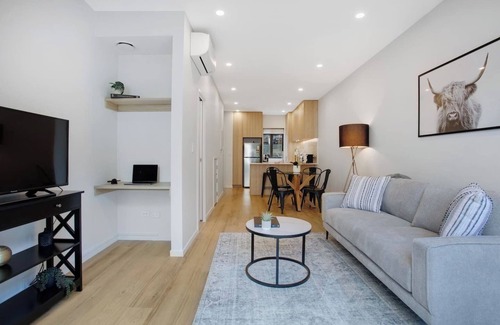Greenlane - Ellerslie House | Urban Utopia Hideaway with Parking and Air-con