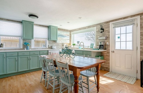 Leamington Cottage | Urban Villa: Lake Erie Serene Cottage