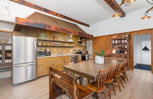 Meaford Ski Chalet | UrbanChalet: Secluded 20Acres W/Pizza Oven+Firepit