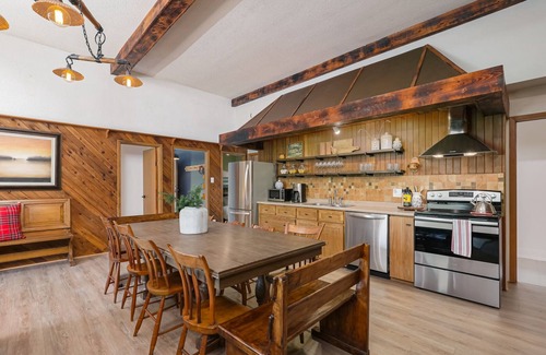 Meaford Ski Chalet | UrbanChalet: Secluded 20Acres W/Pizza Oven+Firepit