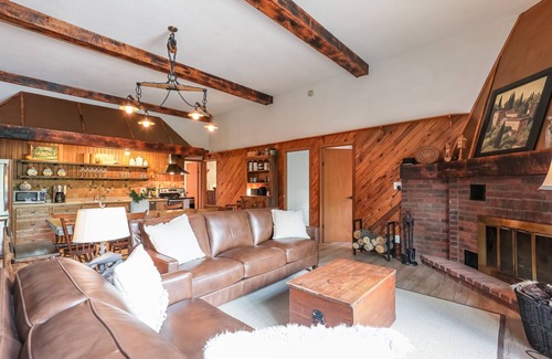 Meaford Ski Chalet | UrbanChalet: Secluded 20Acres W/Pizza Oven+Firepit