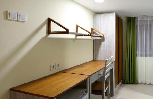 Palmerah House | Urbanest Inn House Slipi