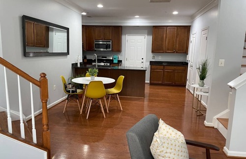 Lakeview House | UrbanHaven - 2BD/2.5BA City/Suburb Living