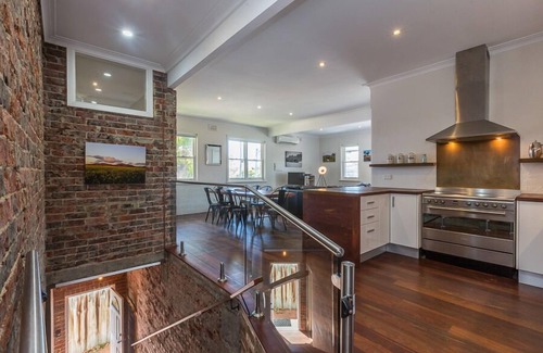 Mount Claremont Apartment | UrbanStyle Claremont Apartment - Executive Escapes