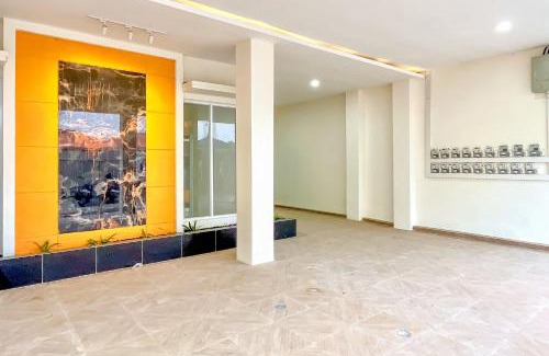 Banjarsari Hotel | Urbanview Olive Near Graha Saba Buana Surakarta