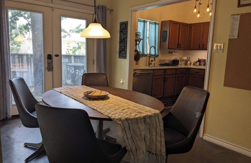 Irving House | URBENITY: Modern Pet Friendly Ground Fl Row House, King bed