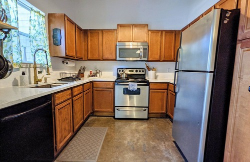 Irving House | URBENITY: Modern Pet Friendly Ground Fl Row House, King bed