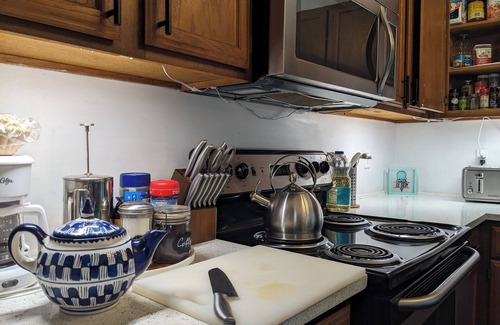 Irving House | URBENITY: Modern Pet Friendly Ground Fl Row House, King bed