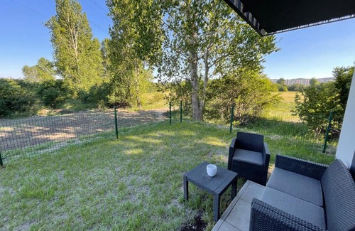Rumia Apartment | Uroczy Apartamet z Ogródkiem i widokiem na naturę,