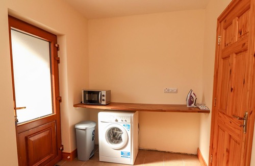 Killarney Cottage | URROHOGAL COTTAGE, family friendly in Farranfore, County Kerry