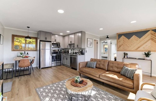 Broadway Cabin | Ursus Slumber -Hot Tub, Stunning Views, 3bdr/2bath