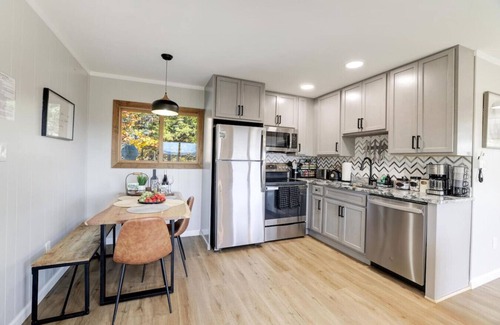 Broadway Cabin | Ursus Slumber -Hot Tub, Stunning Views, 3bdr/2bath
