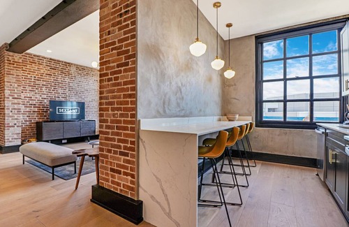 Arts/Warehouse District Hotel | Sextant The Lola 5 min drive to Bourbon St Rooftop 3 Bed 2 Bath