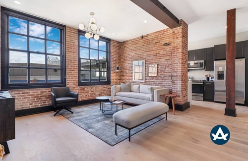 Arts/Warehouse District Hotel | Sextant The Lola 5 min drive to Bourbon St Rooftop 3 Bed 2 Bath