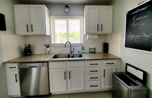 Clarkston House | *New* Your Charming Clarkston Home Away From Home