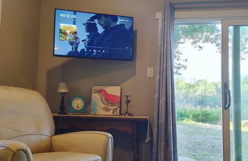 Drayton Plains Cottage | Peaceful Rustic Oasis - Private Cottage on 5 acres